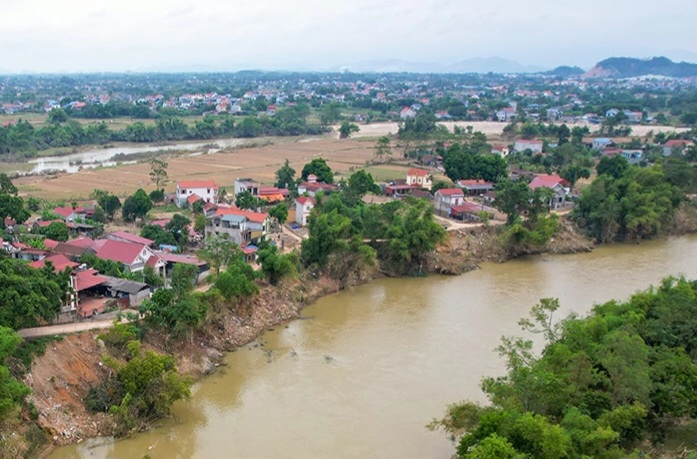 Khu vuc sat lo doan qua dia phan xom Dong Ang keo dai hang tram met. Anh: Viet Bac
