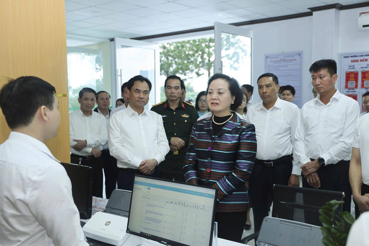 Deputy Prime Minister Pham Thi Thanh Tra and the working delegation visited the Public Administration Service Center of Cam Duong ward, Lao Cai province. Photo: Linh Vu