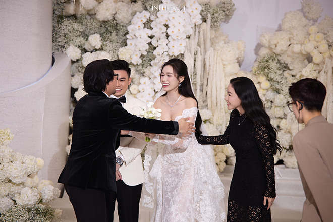 Dao dien Hoang Nam va ba Kim Dung chuc phuc cho cap doi. Anh: Le Chi Linh