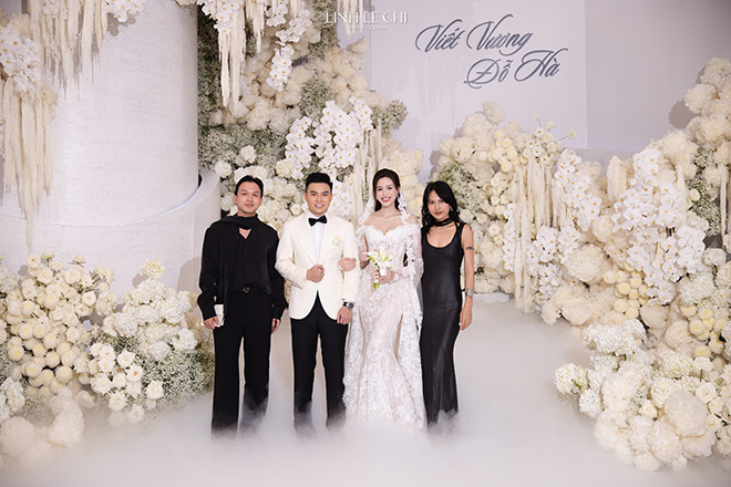 Co dau chu re nhan duoc nhung loi chuc mung tu ban be, dong nghiep. Anh: Le Chi Linh