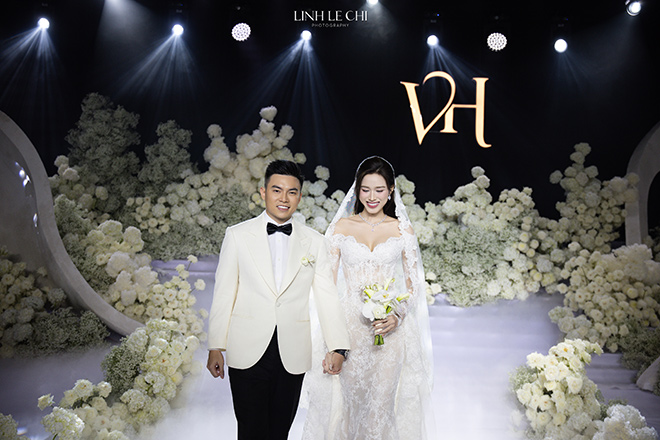 Hoa hau Do Thi Ha va doanh nhan Nguyen Viet Vuong - thieu gia Tap doan Son Hai tren le duong toi 9.11. Anh: Le Chi Linh