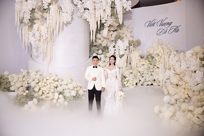 Background chup hinh tai tiec cuoi o khach san 5 sao lam noi bat phong cach sang trong. Anh: Le Chi Linh