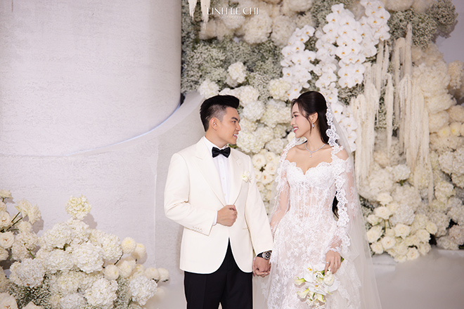 Chu re Viet Vuong luon trao cho co dau Do Ha nhung anh nhin triu men. Anh: Le Chi Linh