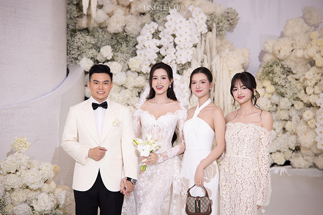 Tu Quynh va Ha My than thiet voi Do Thi Ha sau khi tham gia Hoa hau Viet Nam 2020. Anh: Le Chi Linh