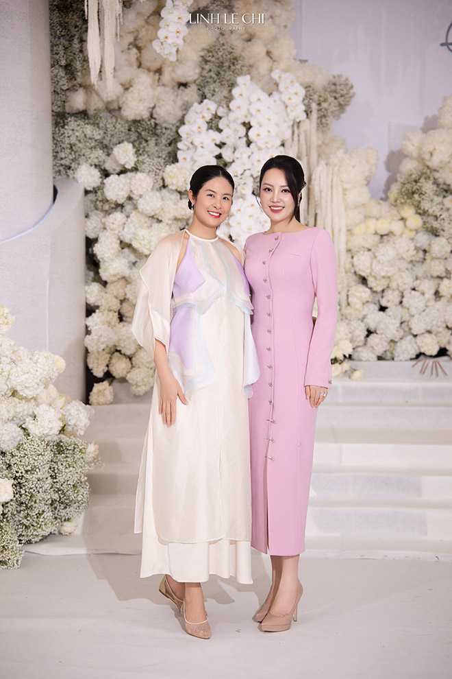 Hoa hau Ngoc Han moi sinh em be chua day 3 thang cung toi chung vui. Ngoc Han chup anh ky niem ben canh A hau Thuy Van. Anh: Le Chi Linh