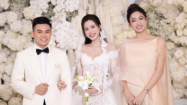 Miss Luong Thuy Linh came to celebrate with Miss Do Thi Ha. Photo: Le Chi Linh