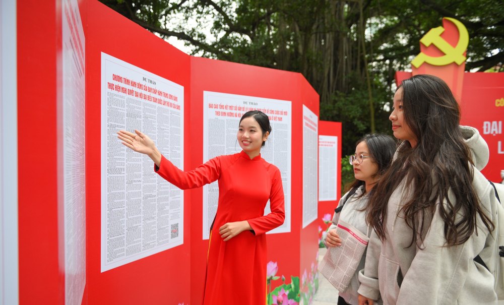 Nguoi dan xem du thao cac Van kien Dai hoi XIV cua Dang. Anh: The Dai