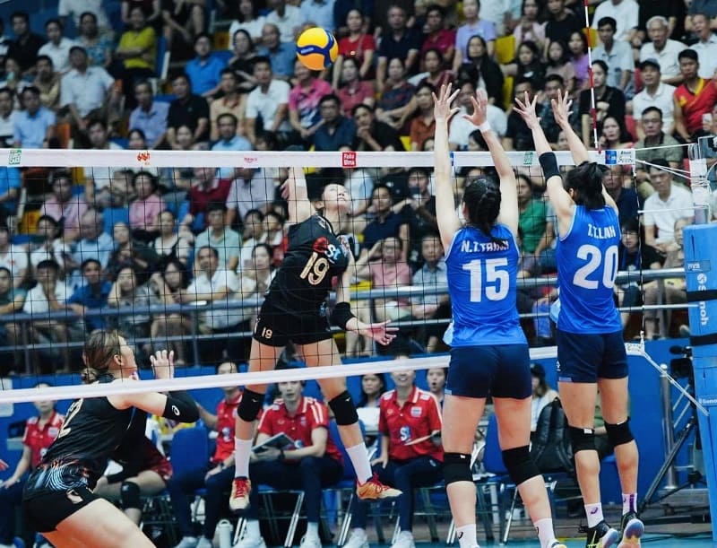 L'equipe thaïlandaise de volleyball feminin a perdu contre l'equipe vietnamienne lors de la 2e etape du tournoi SEA V.League 2025. Photo : VFV