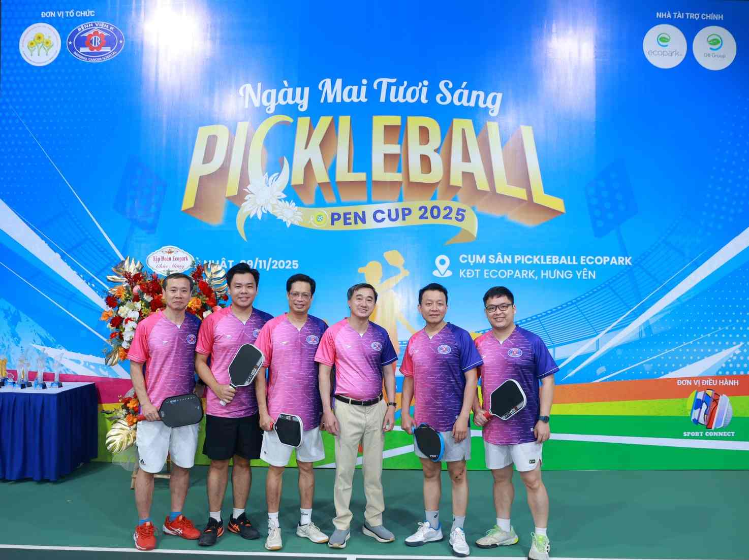 Deputy Minister of Health Tran Van Thuan also participated in the "Bright Tomorrow" Pickleball Tournament to raise funds for cancer patients. Photo: Pham Kien