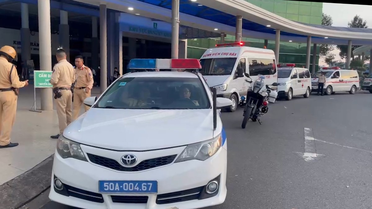 The convoy of vehicles escorted donated organs from Ba Ria Hospital to necessary locations. Photo: Thanh An
