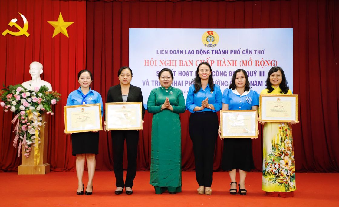 Lanh dao Uy ban MTTQ Viet Nam TP, LDLD TP Can Tho tang bang khen cho ca nhan, tap the co thanh tich xuat sac toan dien trong cac phong trao thi dua lao dong gioi va xay dung to chuc Cong doan vung manh nam 2024 -2025. Anh: LDLD TP Can Tho