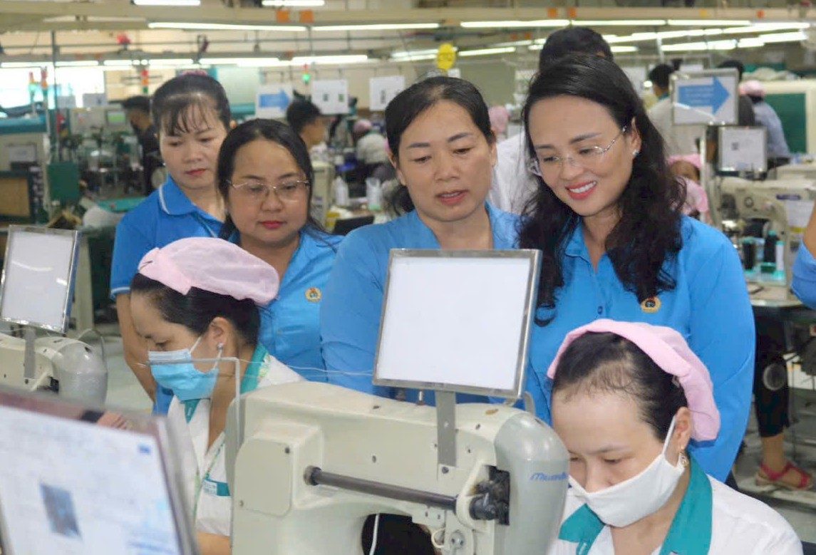 Lanh dao LDLD TP Can Tho tham hoi cong nhan tai doanh nghiep. Anh: Anh Khoa