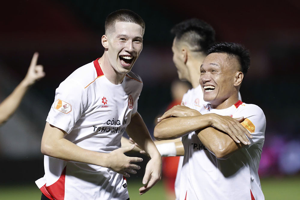 Tuy nhien, Cong an TPHCM cho thay ho khong phai doi thu de bat nat. Chi 12 phut sau ban thua, doi chu san Thong Nhat ghi lien 2 ban nho cong cua Viet Hoang va Lee Williams de dan nguoc 2-1.