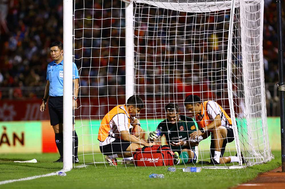 Tran thua nguoc khi da dan truoc 3-1 cho thay Cong an TPHCM van con nhieu van de can cai thien. Doi obong cua huan luyen vien Le Huynh Duc tam dung hang 5 voi 17 diem. Trong khi do, Ninh Binh giu vung ngoi dau voi 27 diem sau 11 tran.