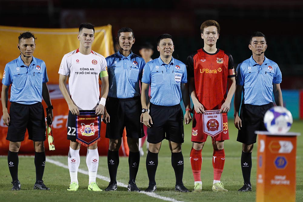 Hanh quan den san Thong Nhat cua cau lac bo Cong an TPHCM (ao trang), Ninh Binh dat muc tieu gianh ket qua tot de duy tri ngoi dau bang xep hang V.League 2025-2026 cung nhu mach bat bai tu dau mua.