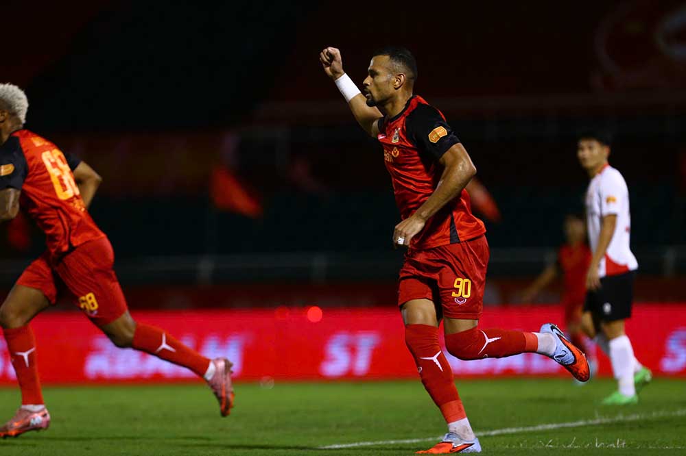 Ninh Binh co khoi dau khong the thuan loi hon khi som co ban mo ti so ngay phut thu 5. Tu qua tat ben canh trai, Hai Duc bang vao dut diem va du Patrik Le Giang rat no luc can pha, bong van lan qua vach cau mon.