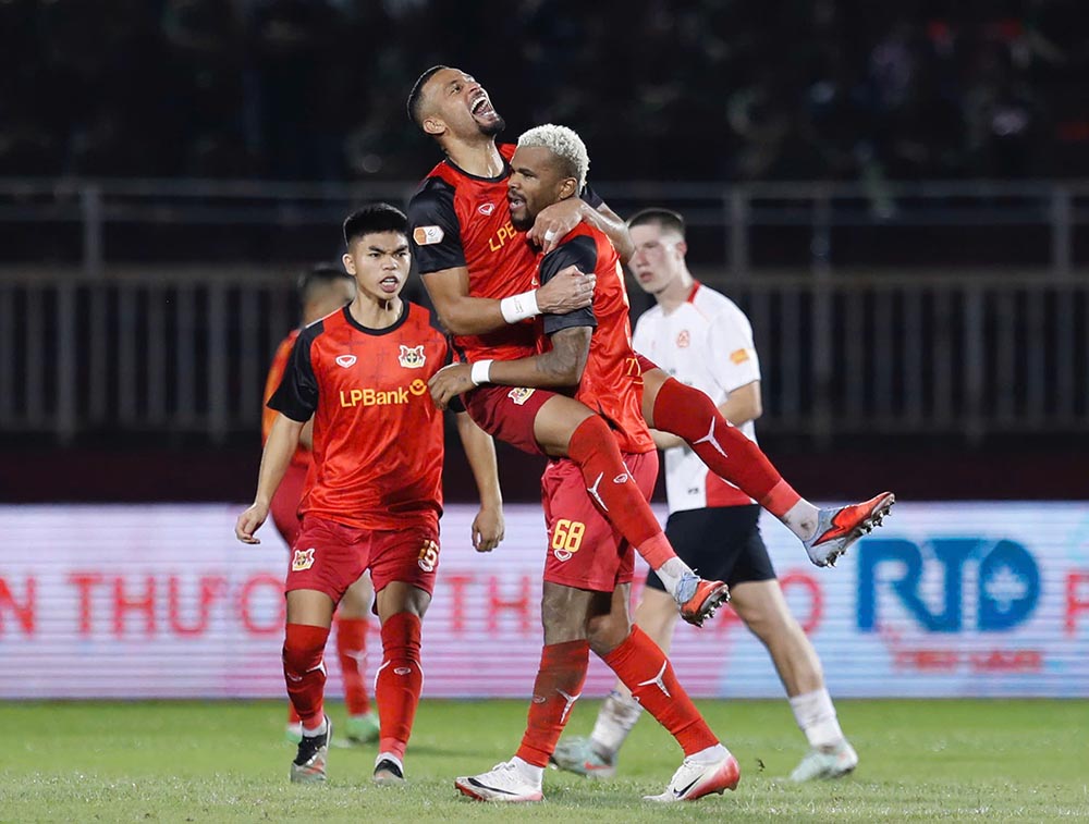 Bo lo hang loat co hoi ngon an, cau lac bo Cong an TPHCM da tra gia khi Ninh Binh co ban an dinh chien thang 4-3 o phut 89. Geovane di bong ky thuat truoc khi suc bong qua Le Giang. Hau ve Quang Hung dang dung ngay truoc khung thanh, khong kip phan ung va vo tinh phan luoi.