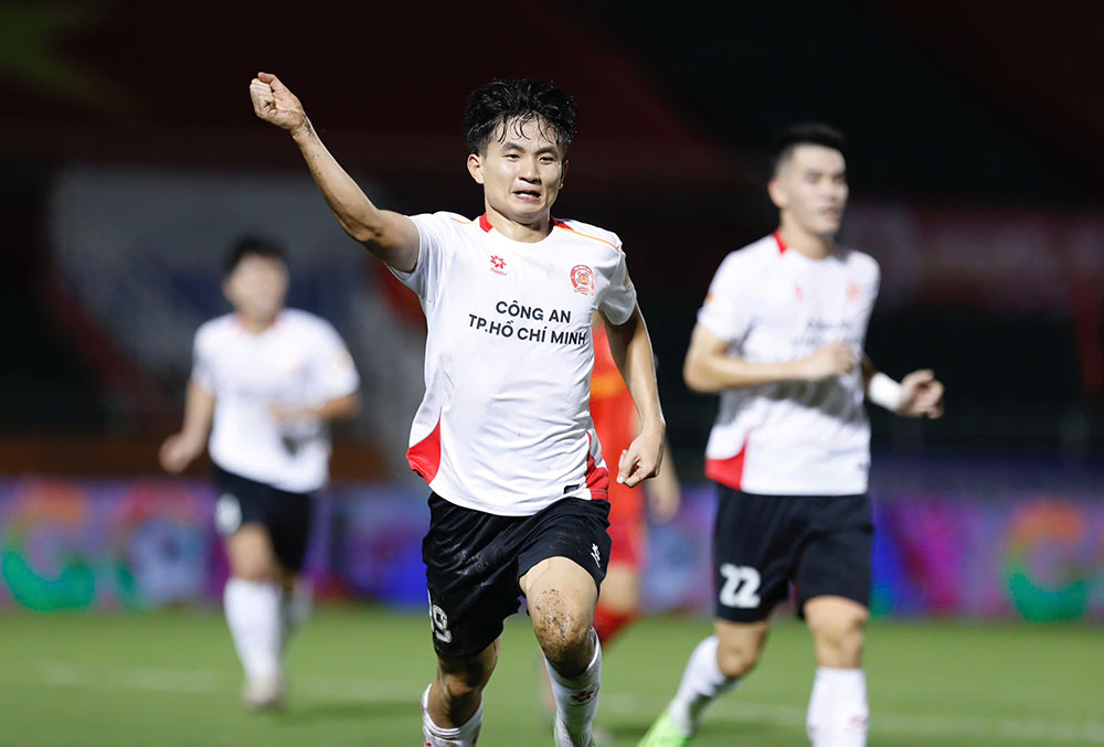 Den phut 45+1, Cong an TPHCM khep lai hiep dau hoan hao voi ban thang thu 3, nguoi lap cong la Quoc Cuong.