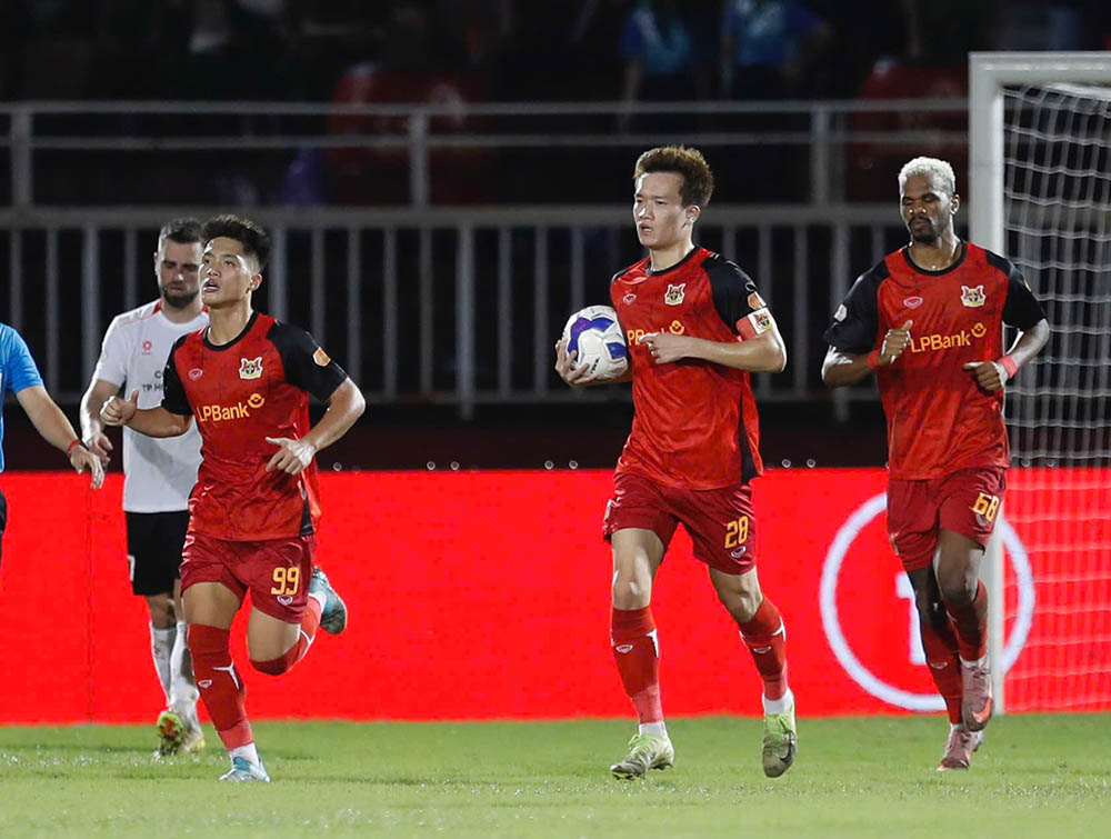 Ngay dau hiep 2, Hoang Duc da kip len tieng voi ban thang quan binh ti so 3-3 cho Ninh Binh.