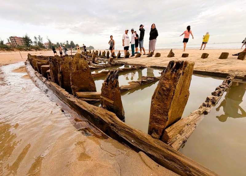 Song bien “ven cat”, lo ra con tau co duoi bo bien Hoi An khien gioi khao co xon xao. Anh: Quoc Viet