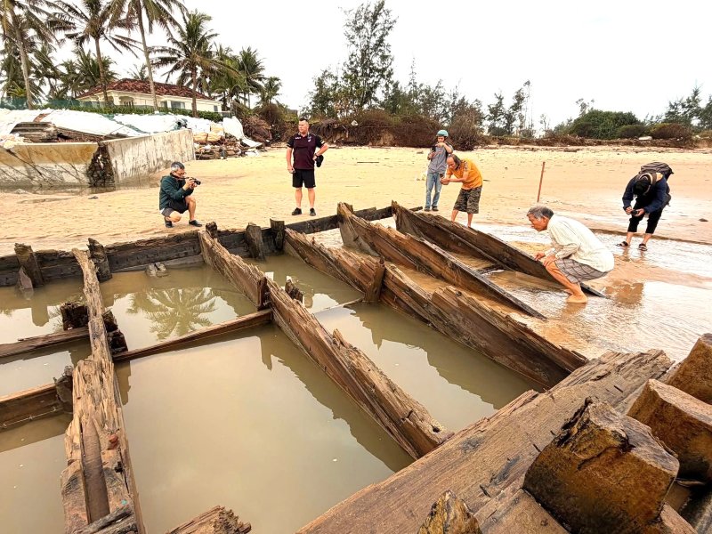 Cac nha bao ton de xuat khai quat tau co the ky XIV – XVI tai vung bien Hoi An. Anh: Quoc Viet