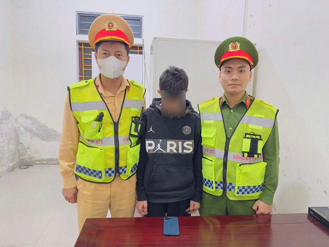 Subject Le Van Ng. with the stolen property at the Police Agency. Photo: Ngoc Anh