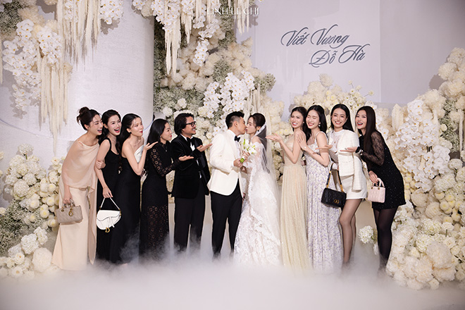 Dan hoa hau, a hau toi chuc mung hanh phuc Do Thi Ha. Anh: Le Chi Linh