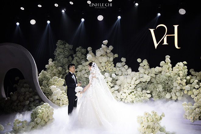 Doi tan lang tan nuong trao nhau loi the nguyen. Anh: Le Chi Linh