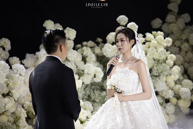 Khoanh khac the nguyen cua co dau chu re tao khong khi xuc dong, hanh phuc. Anh: Le Chi Linh