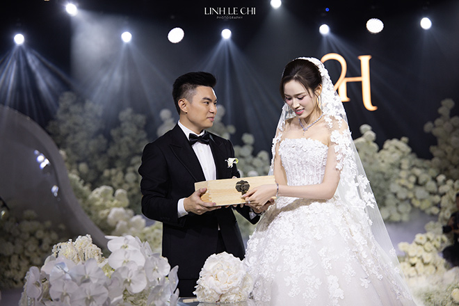 Co dau chu re thuc hien nghi thuc chiec hop hanh phuc. Anh: Le Chi Linh