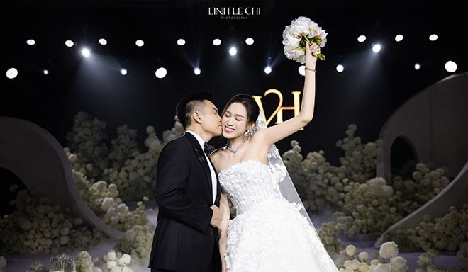 Hoa hau Do Thi Ha va doanh nhan Viet Vuong - thieu gia Tap doan Son Hai hanh phuc trong tiec cuoi toi 9.11. Anh: Le Chi Linh