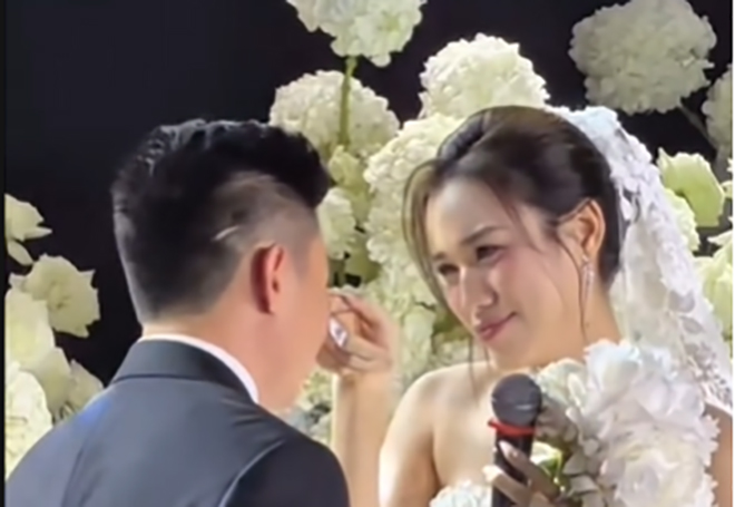 Chu re Viet Vuong roi nuoc mat khi nghe chia se cua co dau. Anh cat tu video