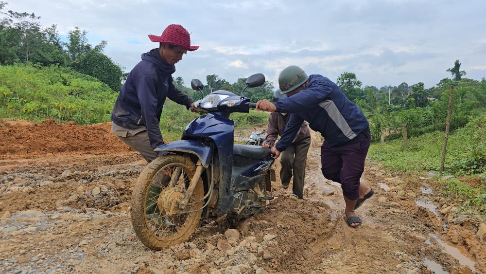 풍력 발전 프로젝트는 꽝찌성의 진흙탕 길을 언제 수리될지 알 수 없게 만들겠다고 약속했습니다. 사진: 흥터