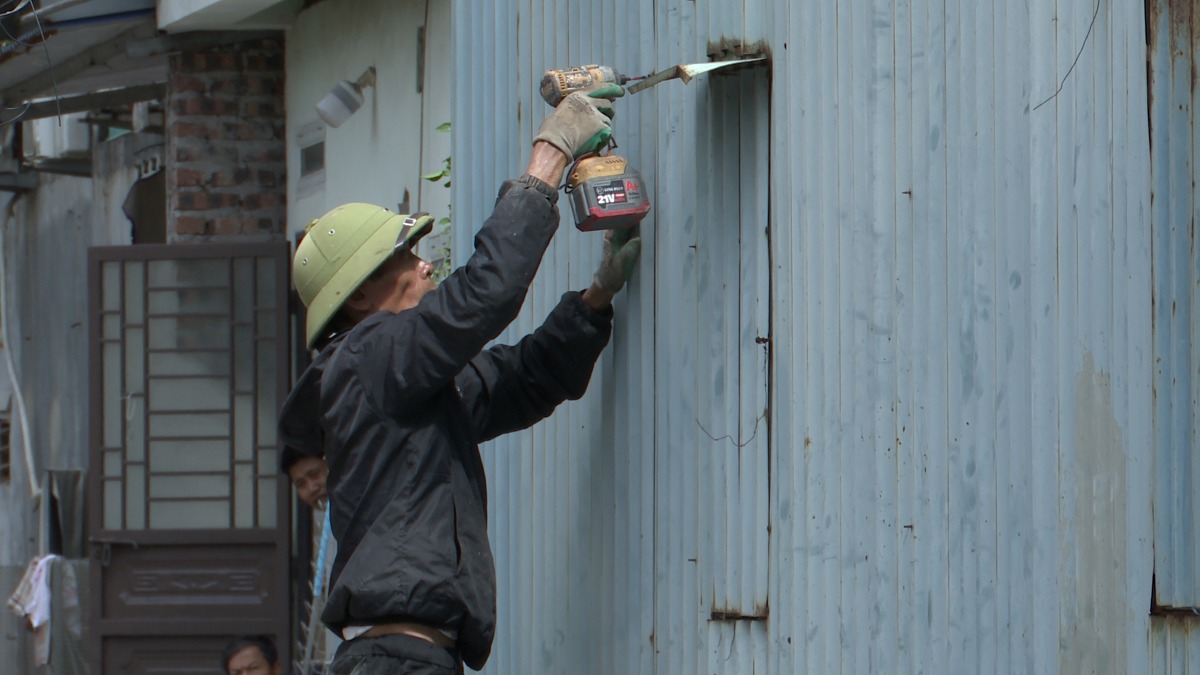 ハイフォンの灌漑用地を侵食する作品を各家庭が自発的に撤去している。写真: フーリエン区の電子商取引ポータル