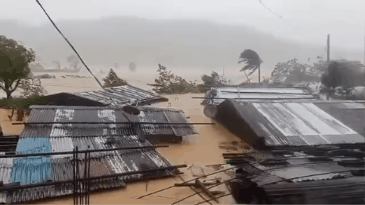 Ngap lut nghiem trong khi sieu bao Fung-wong trut mua lon vao San Miguel, Catanduanes o Philippines. Day la con bao so 21 do bo Philippines nam nay, va tro thanh con bao so 14 vao Bien Dong trong nam 2025. Anh: MDRRMO Catanduanes