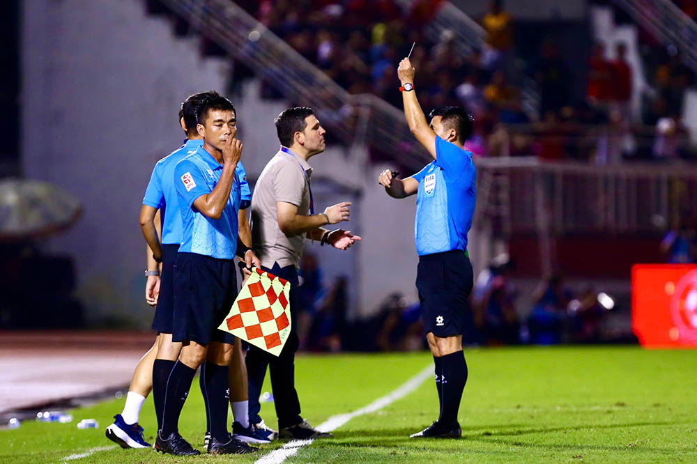 Huan luyen vien Gerard Albadalejo nhan the vang trong tran dau voi Cong an TPHCM. Anh: Thanh Vu