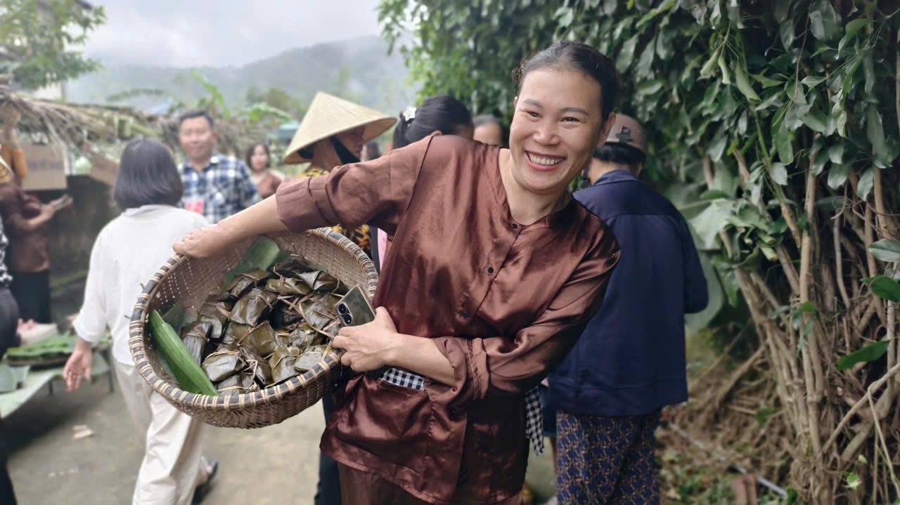 Ambiente animado en la Feria del Pueblo Than Linh. Foto: NGOC ANH