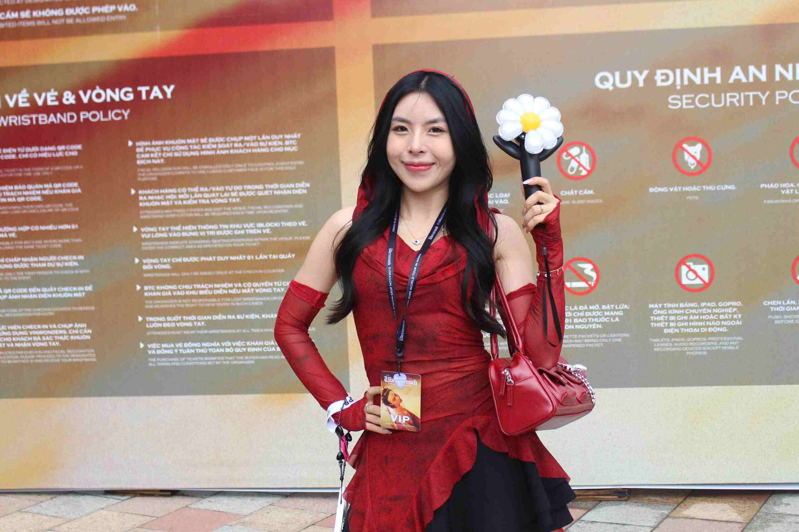 Khan gia no nuc “checkin” tai concert G-Dragon voi nhung bo trang phuc cuc chat. Anh: Le Tuyen