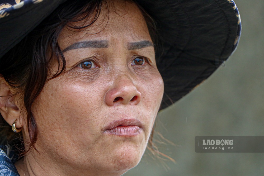 Ba Khuyen con chia se rang, chong cua ba di lam xa, con cai cung o xa nen khi xay ra su viec chua ai ve kip. Khi do, mot than mot minh danh phai nuong tua vao hang xom. 