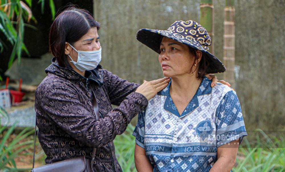 Hay tin, hang xom, cac chi em phu nu trong thon den an ui, dong vien, nhung nuoc mat ba van roi khi nhin dong suoi chay xiet truoc mat.