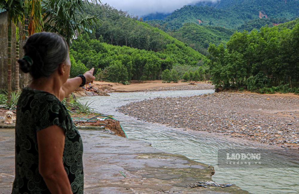Ba Chuon lo ngai, neu co mot tran lu lon nua thi can nha cua hai cu se bi cuon phang.