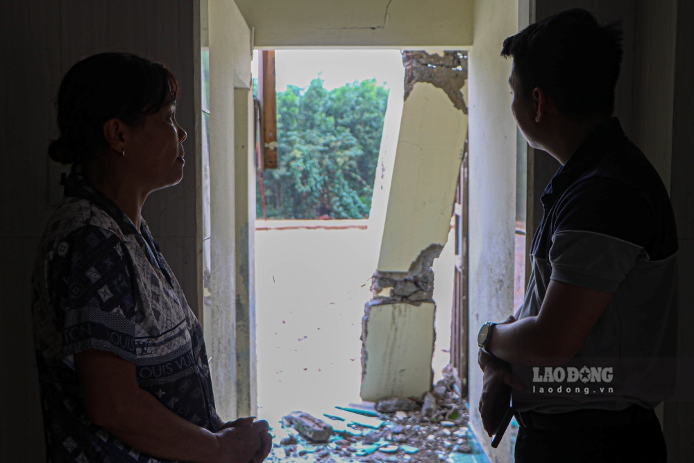 Tro chuyen voi PV Bao Lao Dong, ba Khuyen khong dau duoc cam xuc, ngam ngui ke lai: “Luc do toi da di so tan den noi khac nen da may man thoat nan. Nhung khi ve lai thay can nha bi xe lam doi, mot nua bi cuon di mat, nua con lai la gian bep voi tai san la may cai chen“. 