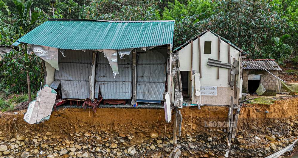 Day la can nha, la tai san duy nhat cua gia dinh ba Nguyen Thi Khuyen (52 tuoi). Ba dung than tho o manh vuon trong hoac, noi tung la mai am duoc hai vo chong ba gay dung suot may chuc nam. 