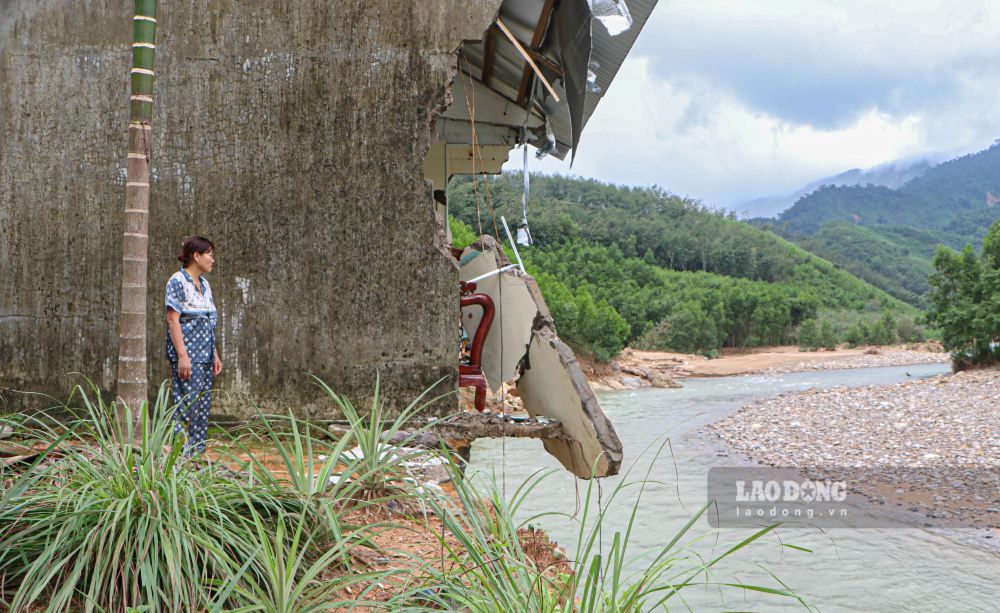 Ba Khuyen mot minh dung than tho o manh vuon trong hoac, noi tung la mai am duoc hai vo chong ba gay dung suot may chuc nam. 