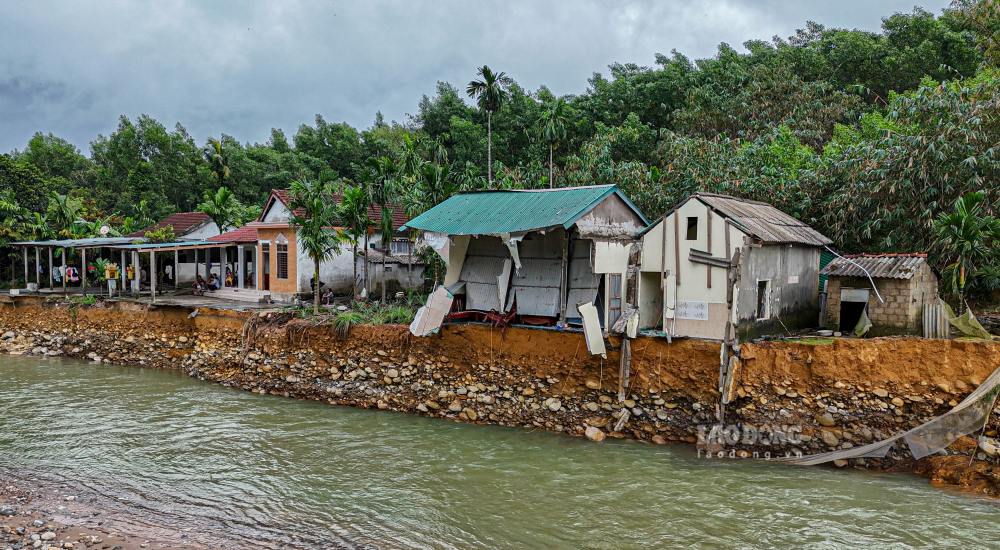 Nguoi dan dia phuong cho biet, cuoi thang 10 vua qua, nhung ngay mua trang troi, lu du ua tu tren dinh nui ve nhu song than, xe di nhieu met dat gan nha.