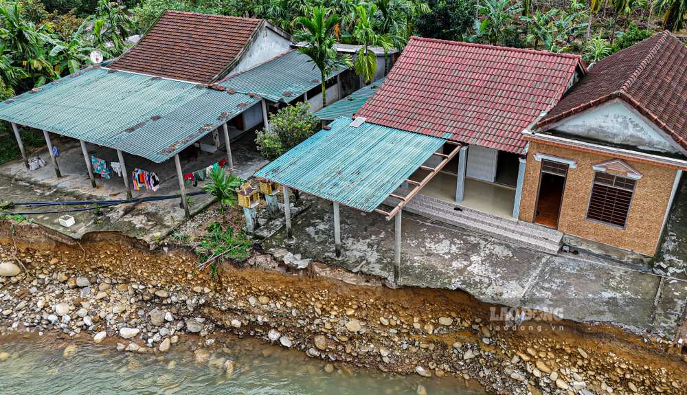 can nha cap 4 cua vo chong ba Tran Thi Chuon, 72 tuoi, cung bi lu khoet sau gan nua san, nen nha co dau hieu sut lun. Hai ong ba gia yeu phai don do di o nho vi so dat tiep tuc sat. 