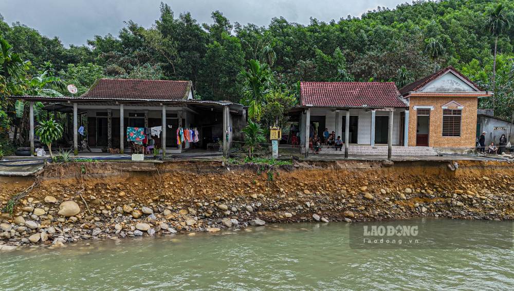 Ben canh nha ba Khuyen la nhieu gia dinh khac dang trong canh bat an, khi sat lo da an sau vao tan san nha. 