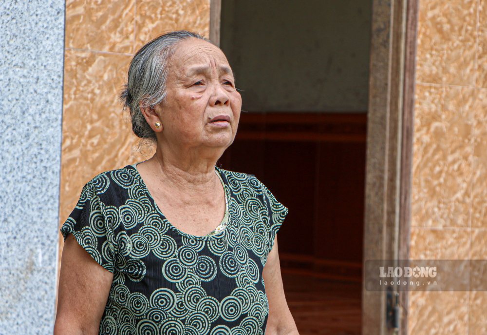 “Hai ong ba gia yeu, nay sat lo den tan chan, chung toi khong biet lam sao” - ba Chuon lang nguoi.