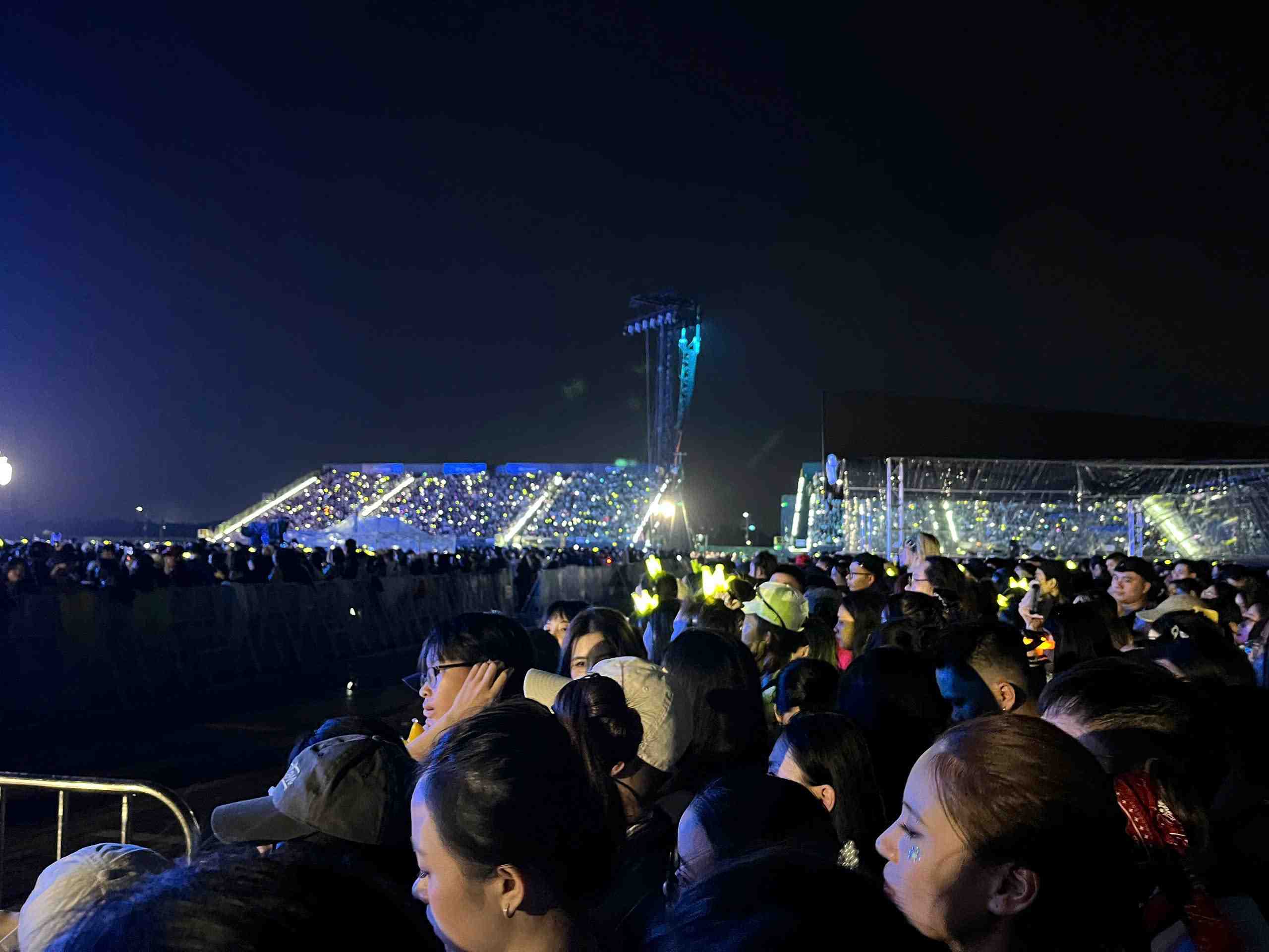 Hang chuc ngan fan ham mo thap sang ruc ro khan dai trong concert cua G-Dragon. Anh: Tuong Vy