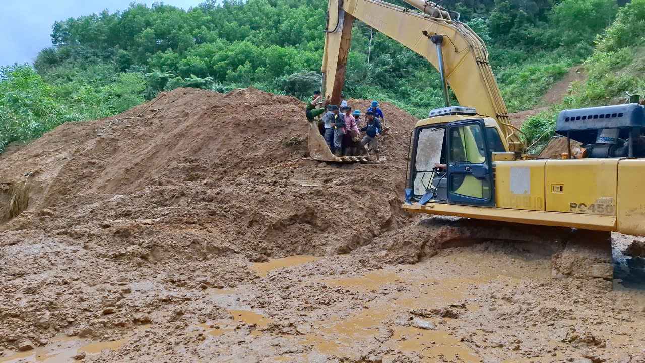 Traffic in the mountainous communes of Da Nang (old Quang Nam) is currently cut off at hundreds of points. Photo: Tran Vy